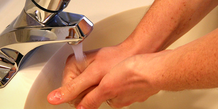 Dokładne mycie rąk chroni przed chorobami